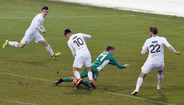 Zleva v bílém Benjamin Čolić, Ondřej Lingr a Jan Hošek z Karviné a Martin Hašek z Bohemians.