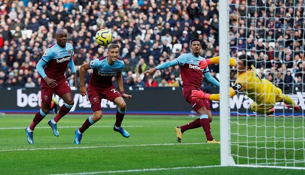 Tomáš Souček (druhý zleva) při svém debutu v Premier League sleduje se spoluhráči z West Hamu zákrok brankáře Mathewa Ryana z Brightonu.