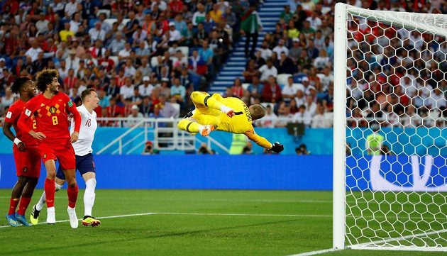 Anglický brankář Jordan Pickford se marně natahuje po střele Belgičana Adnana Januzaje.