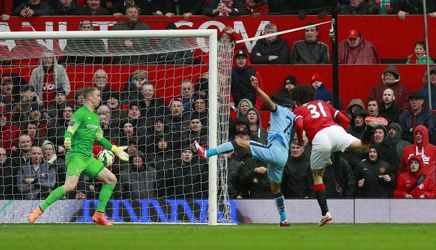 Marouane Fellaini z Manchesteru United (vlevo) střílí gól do sítě Manchesteru City.