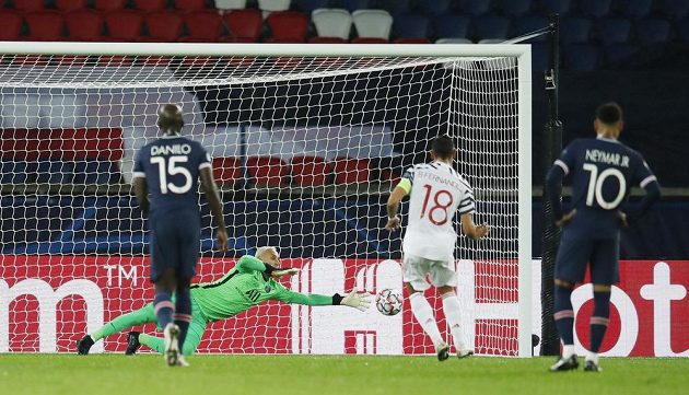 Bruno Fernandes z Manchesteru United proměňuje penaltu v utkání Ligy mistrů proti PSG.