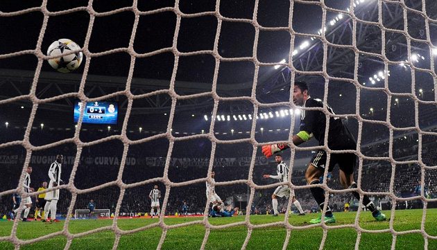 Brankář Juventusu Gianluigi Buffon inkasuje druhý gól od Cristiana Ronalda.