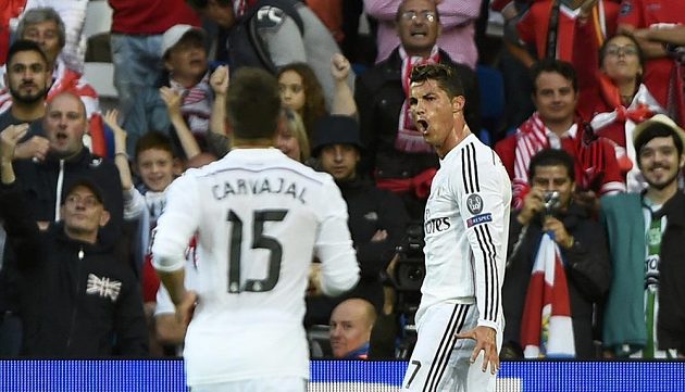 Cristiano Ronaldo (vpravo) a jeho spoluhráč Daniel Carvajal slaví vedoucí gól portugalského fotbalisty v Superpoháru nad Sevillou.
