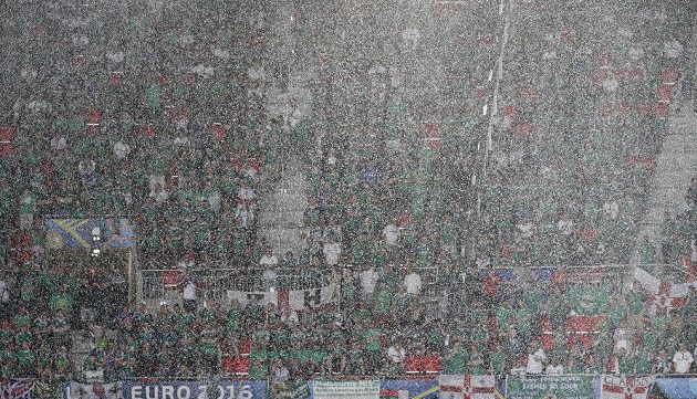 Průtrž mračen nad stadiónem Stade de Lyon během duelu Severního Irska s Ukrajinou.