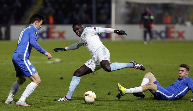 Jak šel čas s Davidem Hovorkou... Vlevo v dresu Liberce v souboji s Benjaminem Mendym z Marseille.