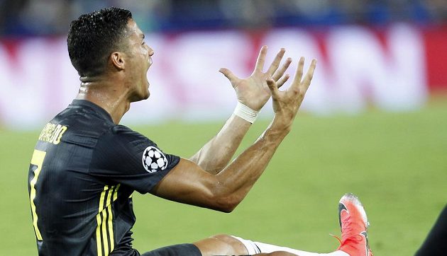 Cristiano Ronaldo z Juventusu poté co obdržel červenou kartu v duelu s Valencií.