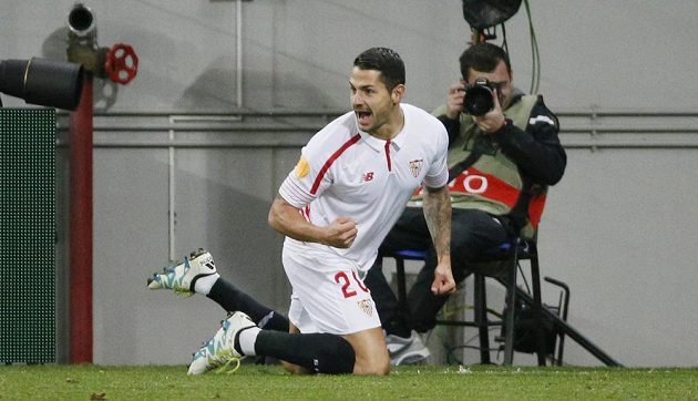 Vitolo ze Sevilly slaví gól na hřišti Šachtaru Doněck v úvodním semifinálovém duelu Evropské ligy.