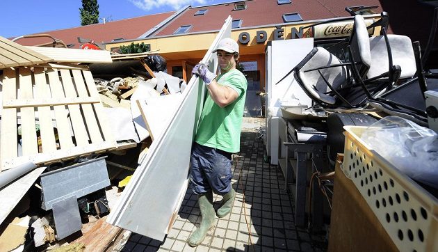 V loděnici vodních slalomářů v pražské Troji, kde se v září mají konat závody mistrovství světa v kanoistice, se uklízí po nedávných záplavách za účasti olympijského medailisty Vavřince Hradilka (na snímku).
