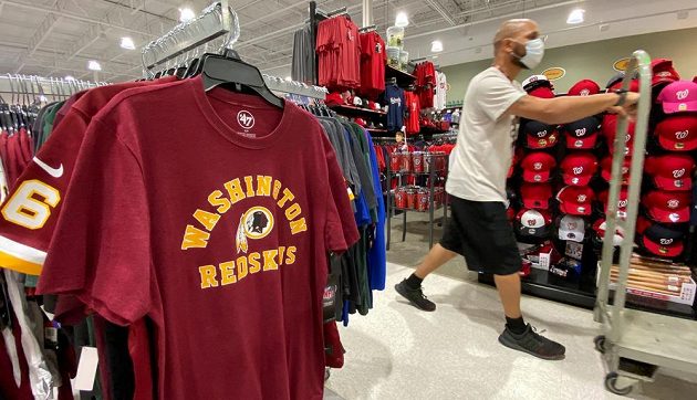 Tradiční tým ligy amerického fotbalu NFL z Washingtonu už neponese název Redskins (Rudokožci).