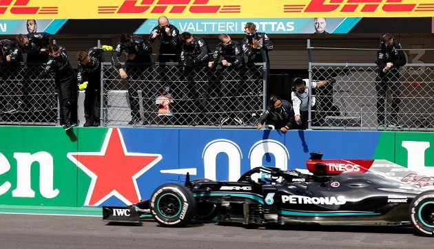 Britský pilot Mercedesu Lewis Hamilton vyhrál Velkou cenu Portugalska formule 1 před Maxem Verstappenem a zvýšil náskok v čele MS na sedm bodů.