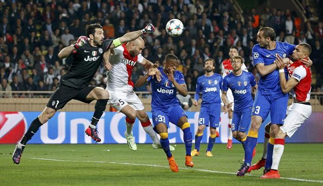 Brankář Juventusu Gianluigi Buffon vyráží míč před dotírajícím Aymenem Abdennourem z Monaka.