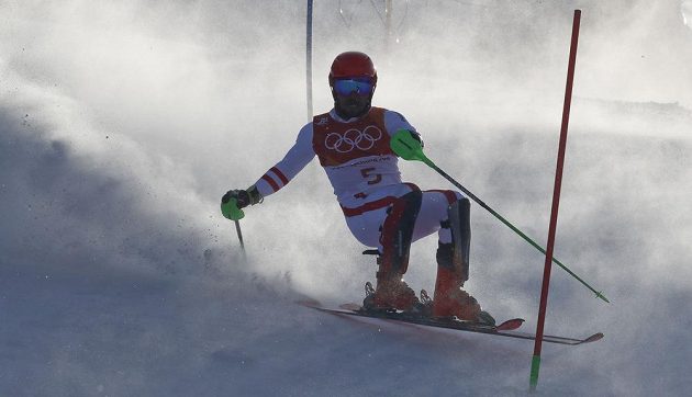 Rakušan Marcel Hirscher v prvním kole olympijského slalomu chyboval a musí na zlato zapomenout. Úvodní jízdu totiž nedokončil.