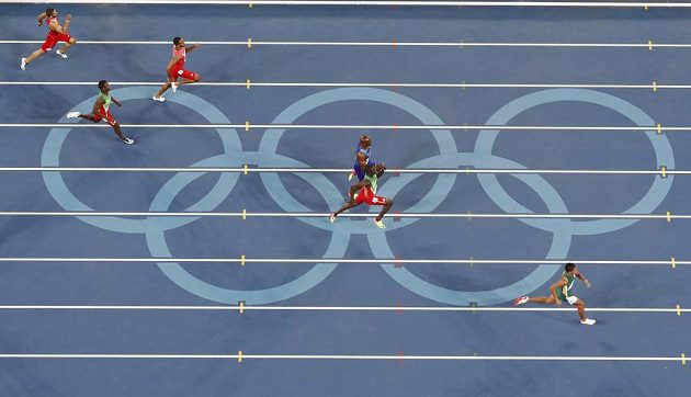 Jihoafričan Wayde van Niekerk (vpravo) těsně před cílem finálového závodu na 400 metrů.