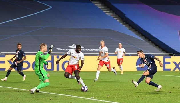 Ángel di María (vpravo) dává druhý gól PSG proti Lipsku po přihrávce od Neymara (vlevo).