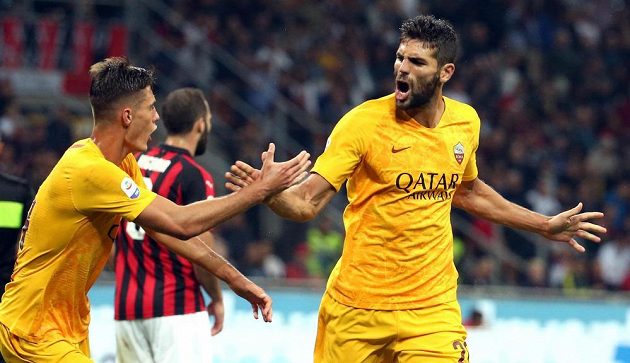 Fotbalista AS Řím Federico Fazio (vpravo) sice slaví gól svého týmu na hřišti AC Milán, nakonec ale na San Siru prohrál 1:2.