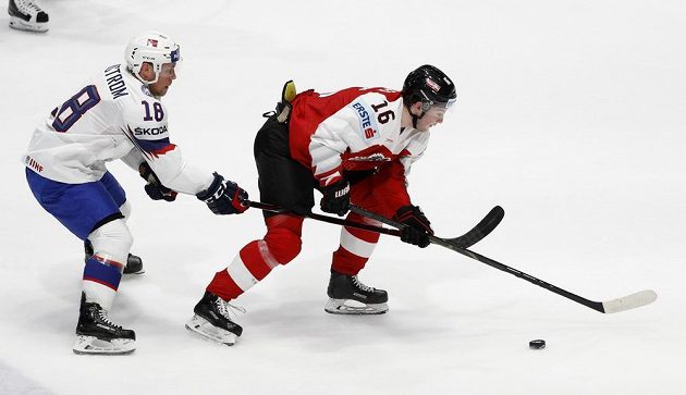 Norský hokejista Tobias Lindström se snaží zastavit Rakušana Dominika Zwergera v utkání mistrovství světa.