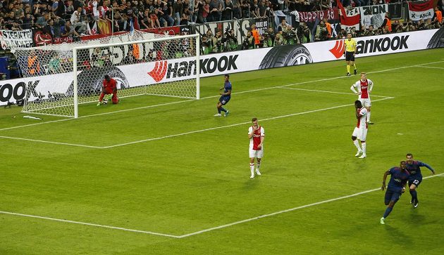 Hráči Manchesteru United se radují, zatímco fotbalisté Ajaxu po první inkasované brance smutní.