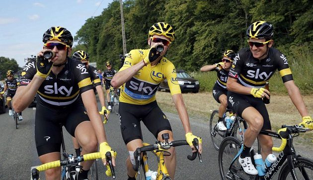 Tým Sky slavil během posolední etapy triumf svého lídra Chrise Frooma (uprostřed) na Tour de France i malým pivem.