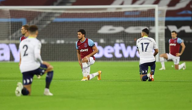 Both West Ham and Aston Villa players, kneeling before the match, supported the Black Lives Matter campaign.