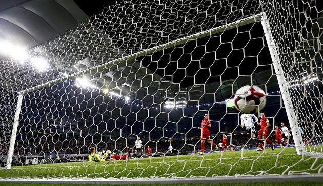 Míč je v síti! Němec Thomas Müller poprvé překonává českého brankáře Tomáše Vaclíka.