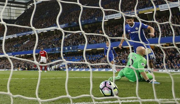 Kanonýr Chelsea Diego Costa střílí gól do sítě Middlesbrough v utkání Premier League. Chelsea bojuje o titul a pokud vyhrajem, opět se přiblíží vítězství v lize.