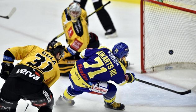 Zleva Jiří Gula a brankář Pavel Kantor z Litvínova a Roberts Bukarts ze Zlína, který dává gól.