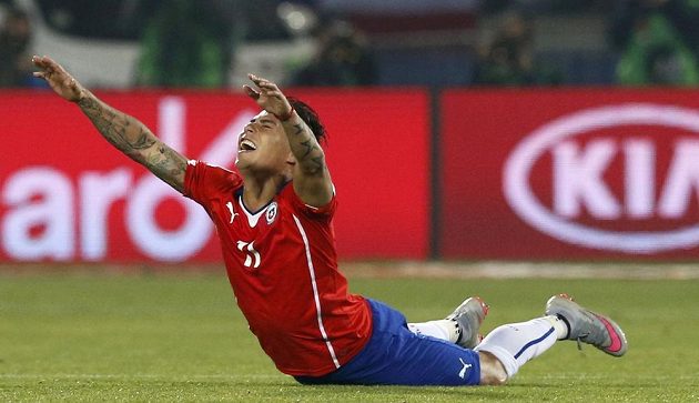 Chilský útočník Eduardo Vargas se raduje z báječné trefy, která jeho týmu zajistila finálovou účast na Copa América.