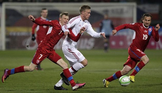 Ladislav Krejčí (vlevo) se snaží zastavit Nocilaie Jörgensena z Dánska. Vpravo situaci sleduje Petr Jiráček.