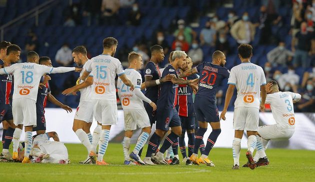 Šlágr francouzské ligy mezi PSG a Marseille byl hodně vyhrocený. K vidění byla potyčka, sudí rozdal pět červených karet.