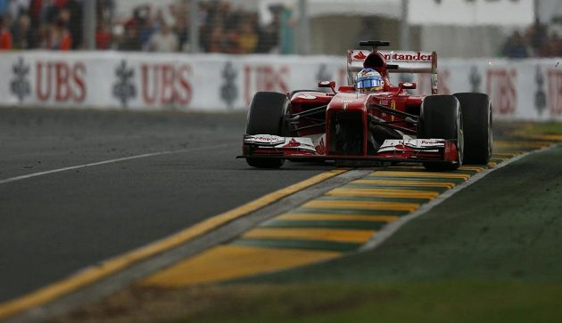 Španěl Fernando Alonso z Ferrari na okruhu v Albert Parku v australském Melbourne.