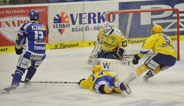 Zleva Leoš Čermák z Brna a Zlínští Aleš Holík, brankář Libor Kašík a Tomáš Žižka ve čtvrtém čtvrtfinále.