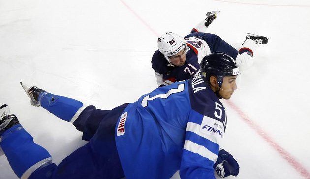 V nehokejové pozici se ocitli během čtvrtfinále mistrovství světa Američan Dylan Larkin a Fin Valtteri Filppula.