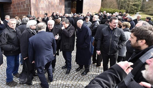 Zhruba pět stovek lidí se přišlo v Jihlavě rozloučit s hokejovou legendou Josefem Augustou.