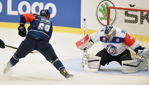 Vítkovický útočník Roman Szturc překonává libereckého brankáře Romana Willa v odvetném osmifinálovém duelu Ligy mistrů.