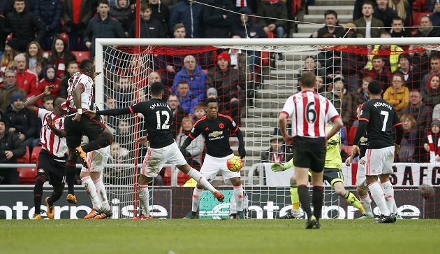 Lamine Kóne střílí vítězný gól Sunderlandu v zápase anglické Premier League proti Manchesteru United.