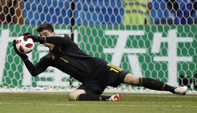 Belgický brankář Thibaut Courtois zasahuje ve čtvrtfinále mistrovství světa v zápase s Brazílií.