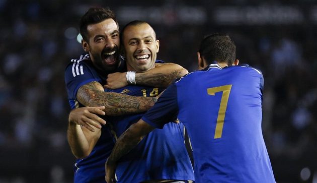 Javier Mascherano (uprostřed) a jeho spoluhráči Ezequiel Lavezzi s Ángelem Di Maríou (7) se radují z gólu argentinského defenzivního záložníka v přípravě s Trinidadem a Tobagem.