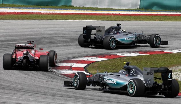Tři největší favorité závodu. V této fázi závodu na okruhu v Sepangu se v čele drží Hamilton, stíhá ho Vettel, třetí je Rosberg.