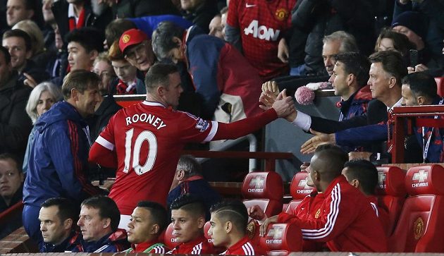 Wayne Rooney podává ruku kouči Manchesteru United Louisi van Gaalovi poté, co byl vystřídán v utkání s WBA.