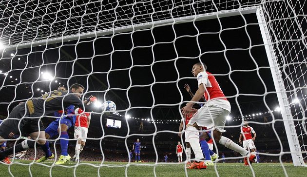 Brankář Arsenalu David Ospina chyboval v utkání proti Olympiakosu Pireus a soupeři pomohl ke snadnému gólu.
