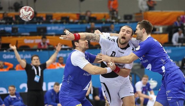 Pavel Horák v péči islandské obrany.