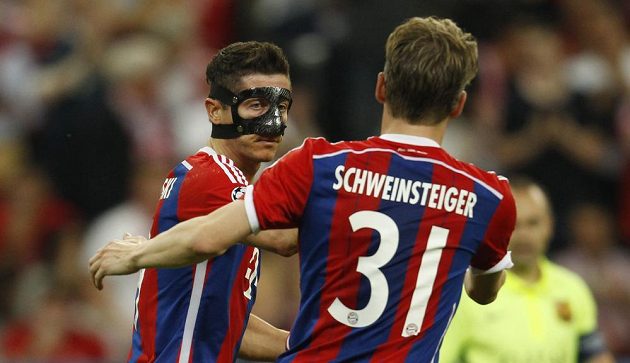 Robert Lewandowski právě vyrovnal na 2:2, gratuluje mu spoluhráč z Bayernu Bastian Schweinsteiger.