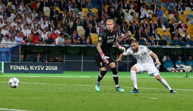 Karim Benzema z Realu testá hrubou chybu Lorise Kariuse ve finále Ligy mistrů.
