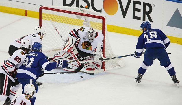 Ondřej Palát (vpravo) z Tampy v úvodním finále Stanley Cupu na brankáře Chicaga Coreyho Crawforda nevyzrál.