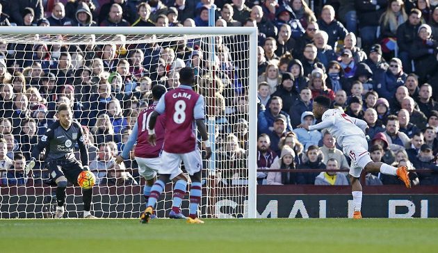 Útočník Liverpoolu Daniel Sturridge střílí gól do sítě Aston Villy v 26. kole anglické Premier League.