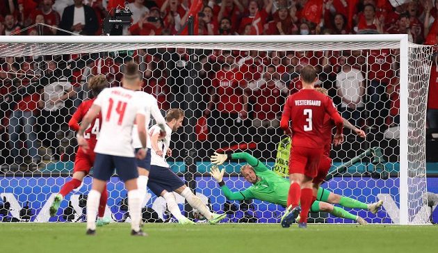 Anglický kanonýr Harry Kane po neproměněné penaltě doráží míč do sítě, Albion vítězí 2:1.