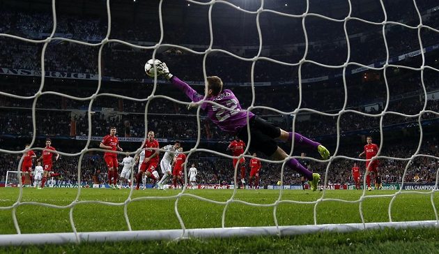 Liverpoolský brankář Simon Mignolet při jednom ze zákroků proti Realu Madrid ve 4. kole Ligy mistrů.