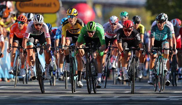 Těsný dojezd 11. etapy Tour: v první linii zleva Slovák Peter Sagan, Belgičan Wout Van Aert, v zeleném Ir Sam Bennett a vítězný Caleb Ewan z Austrálie.