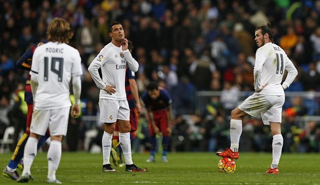Smutní hráči Realu Madrid po inkasovaném gólu s Barcelonou. Zleva Luka Modrič, Cristiano Ronaldo a Gareth Bale.