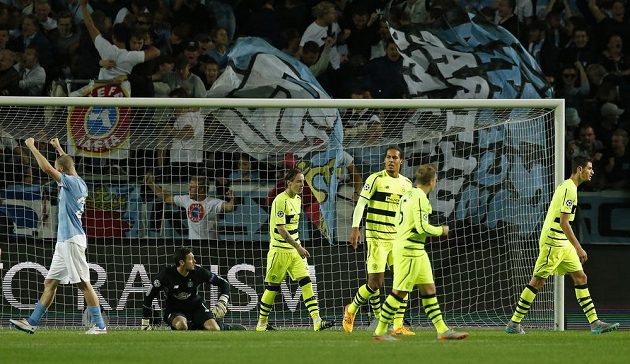 Fotbalisté Malmö se radují z postupu do Ligy mistrů poté, co si obránce Celtiku Dedryck Boyata (není na snímku) vstřelil vlastní gól.
